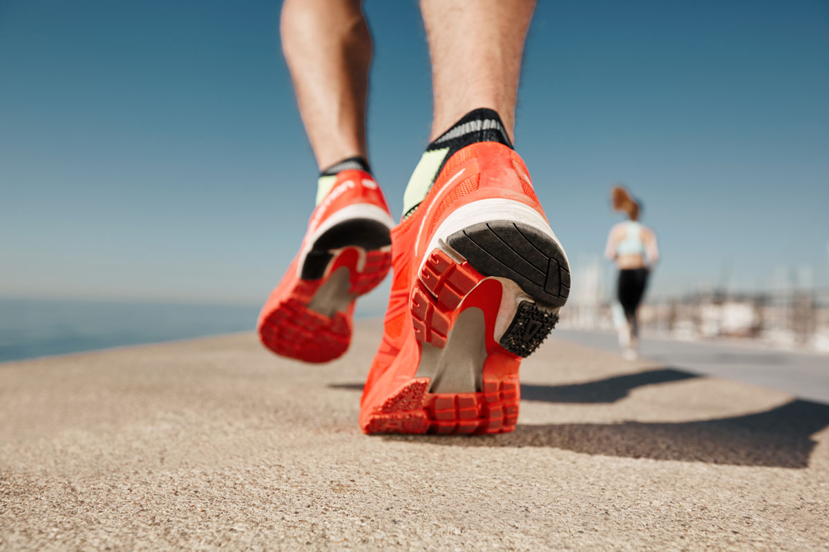 12 Sepatu Running Lokal Terbaik 2026: Ringan dan Enak Buat Long Run