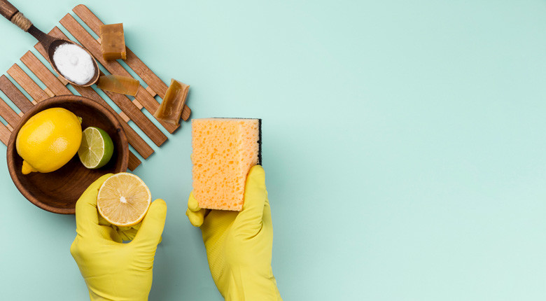 cara menghilangkan bekas semen di keramik: air lemon