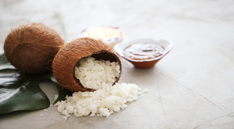 cara menghilangkan bekas semen di keramik: parutan kelapa