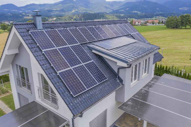 desain rumah hemat energi dengan panel surya