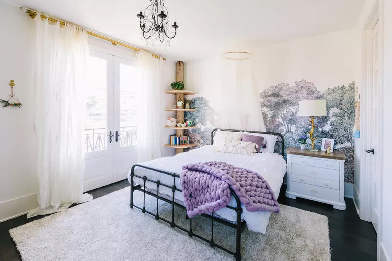 desain kamar tidur anak perempuan dengan mural