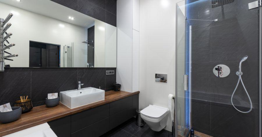 warna kamar mandi hitam putih