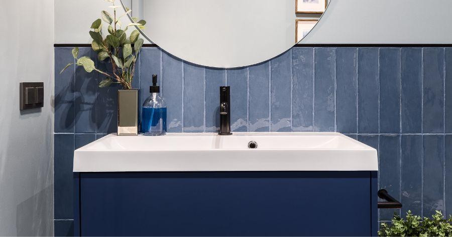keramik kamar mandi warna navy