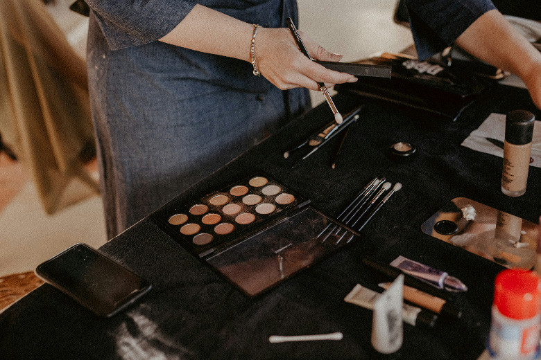 rincian biaya pernikahan: biaya make up artist