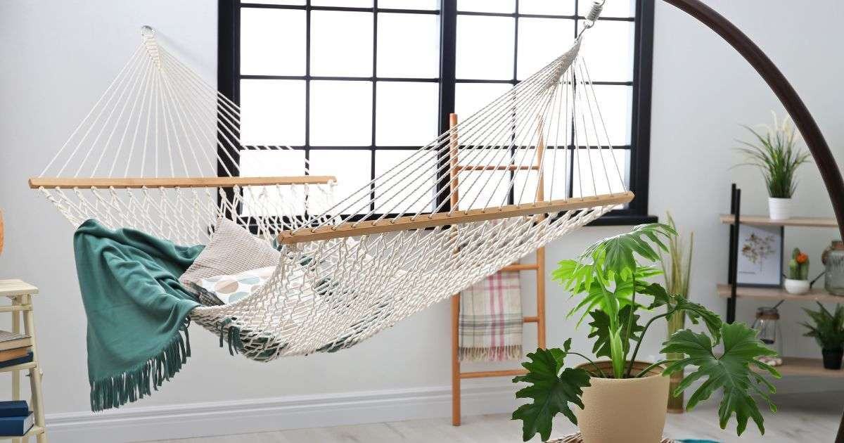 ruang santai dengan hammock