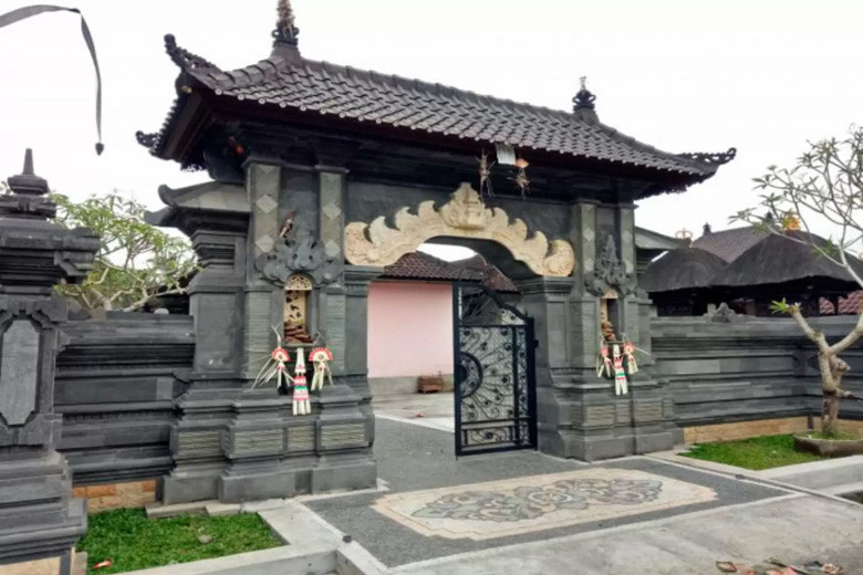 rumah adat bali: angkul-angkul