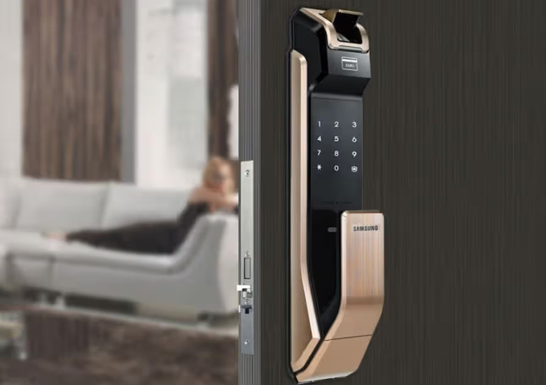 smart door lock terbaik: samsung p718