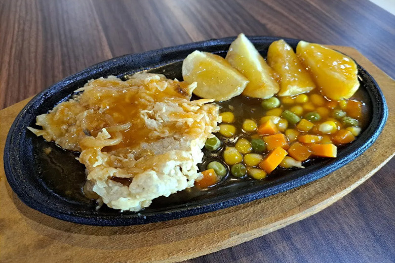 tempat makan keluarga di depok: steak moen-moen