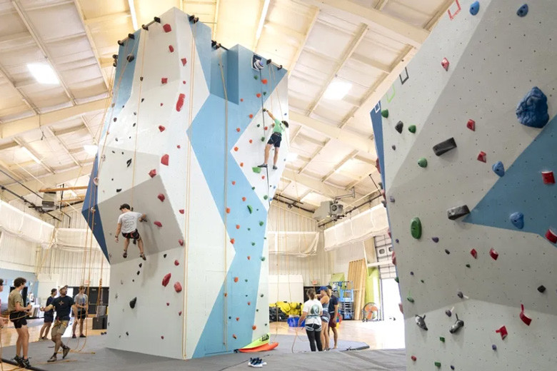 tempat wisata tangerang: bremgra indoor wall climbing