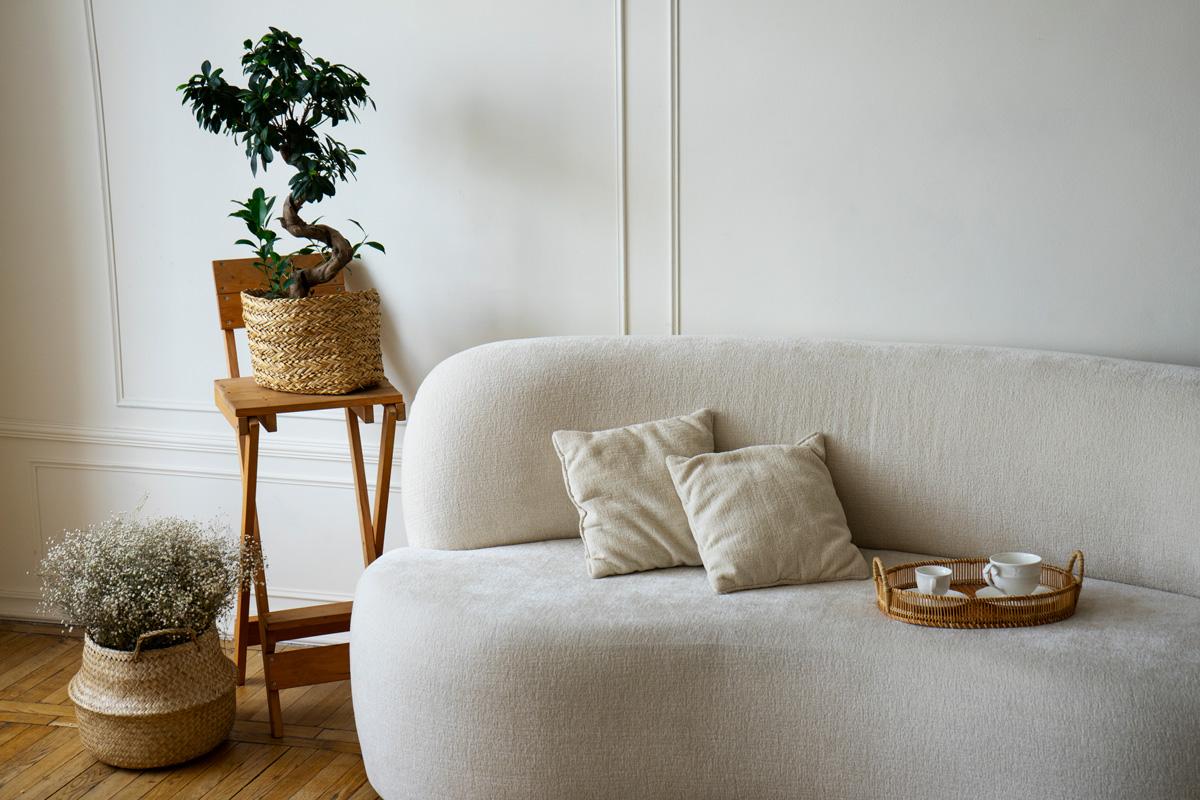 cara menata ruang tamu kecil minimalis: jangan menggunakan furnitur besar