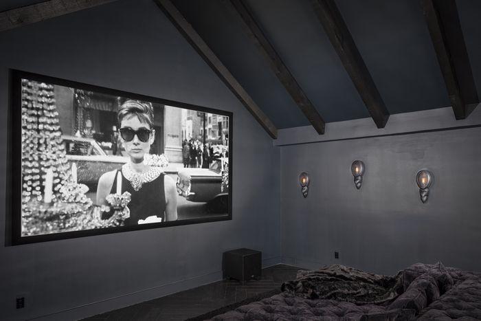 desain home theater di rumah gaya industrial