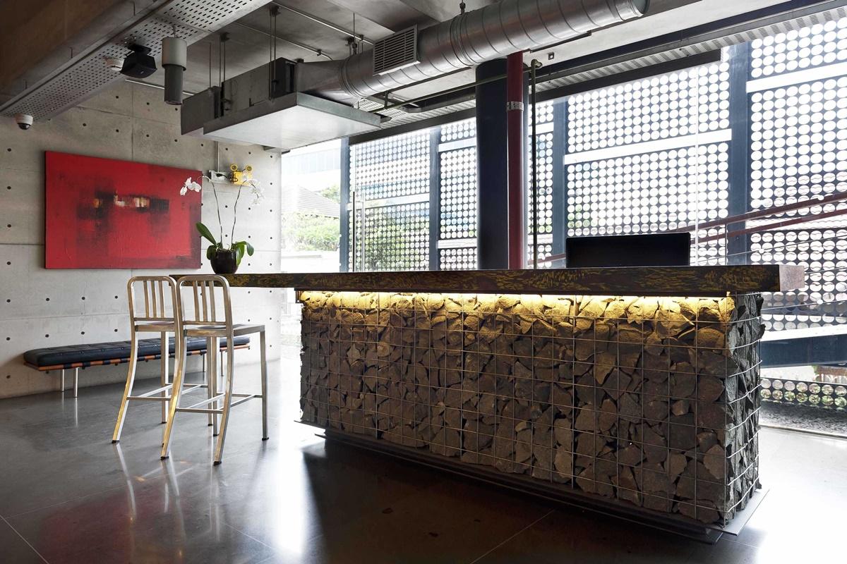 desain interior lobi kantor ala industrial