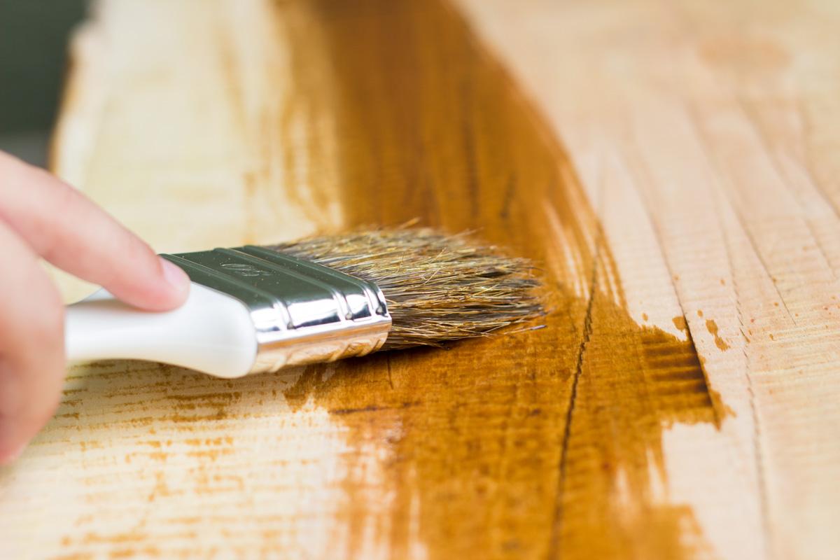 cara agar furniture kayu tidak berjamur: lapisi dengan pernis
