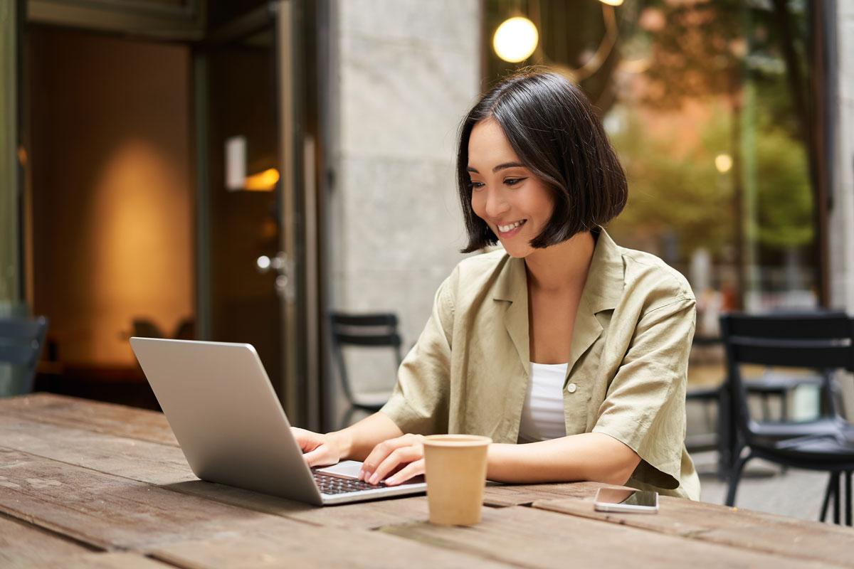 cara menghemat token listrik prabayar: gunakan laptop