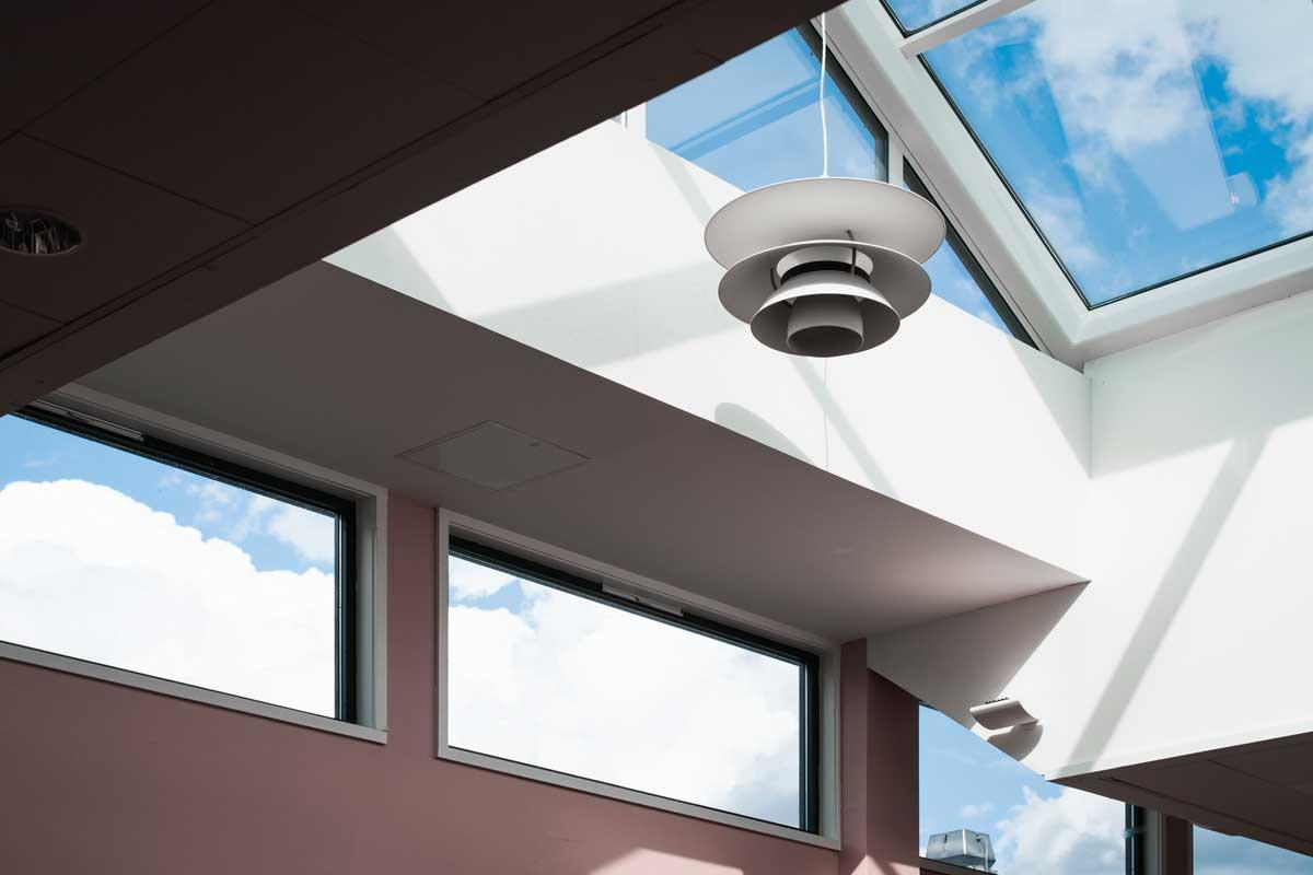 cara mengatasi kamar pengap: pasang skylight