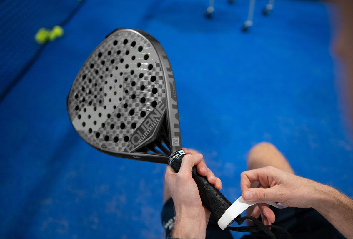 perbedaan raket tenis dan padel