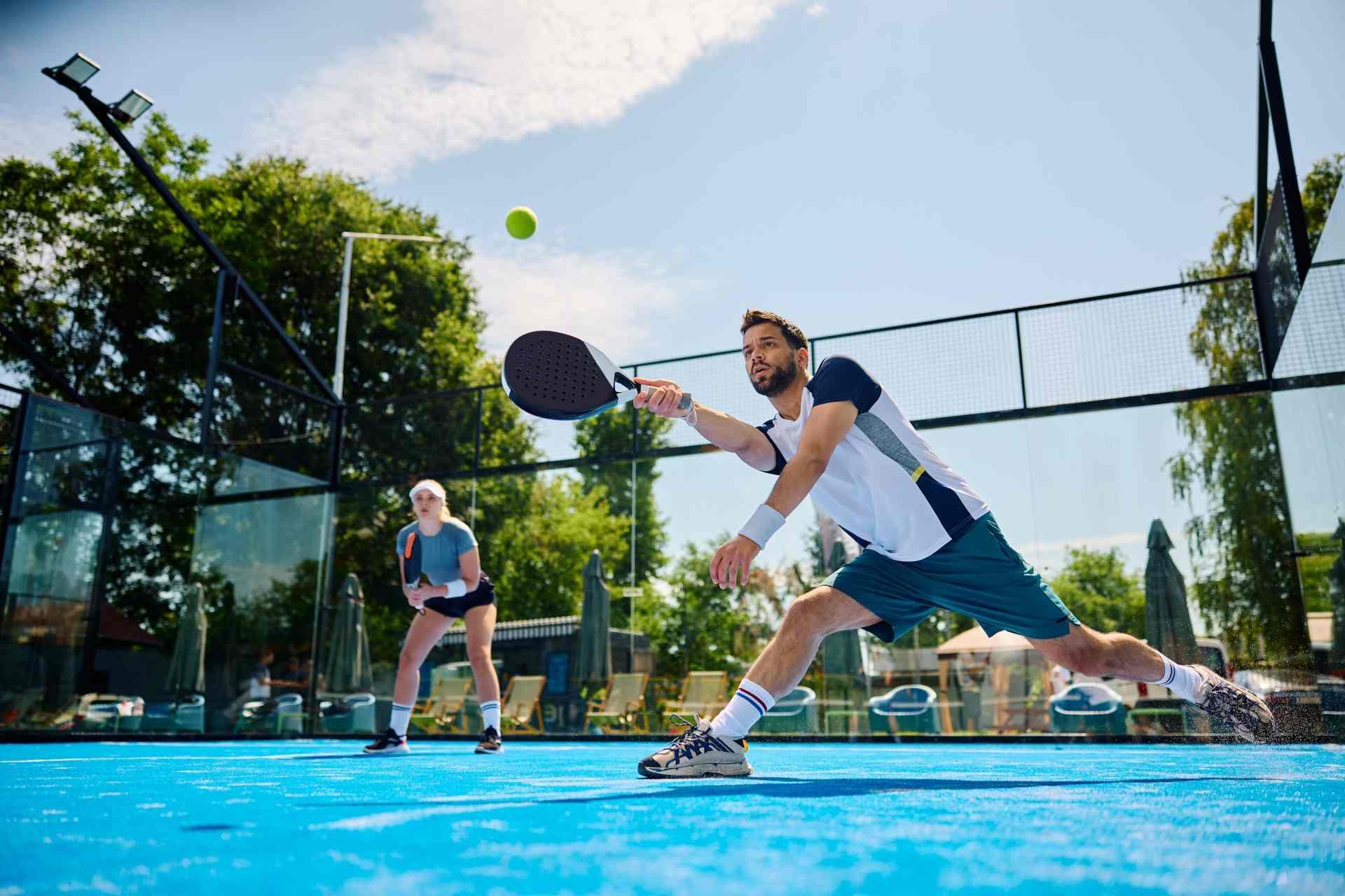 perbedaan gaya bermain tenis dan padel