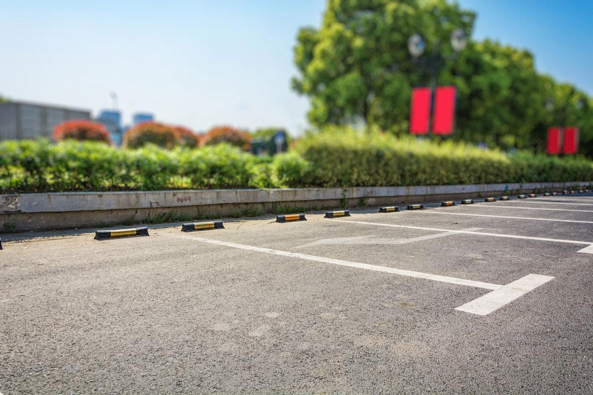 solusi parkir mobil di jalan depan rumah