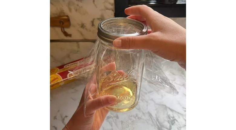cara membuat perangkap lalat dari buah busuk dan plastic wrap