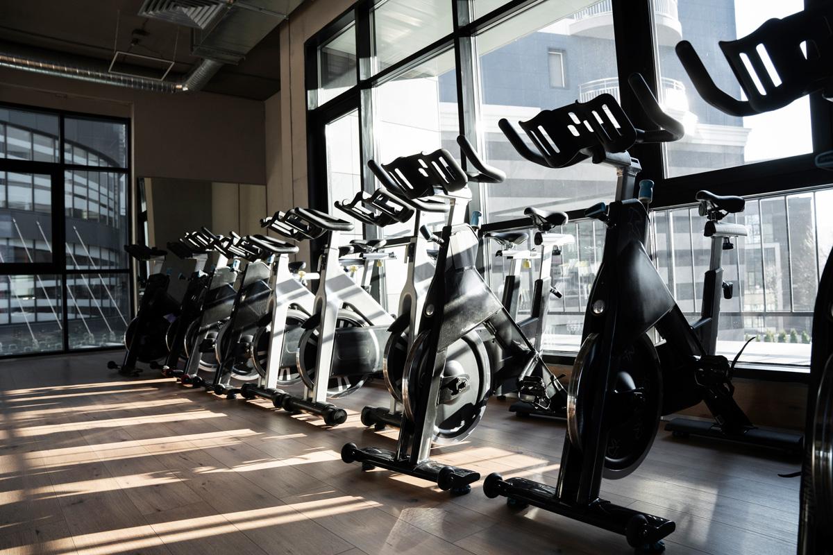 alasan memilih sports club bsd: gym modern