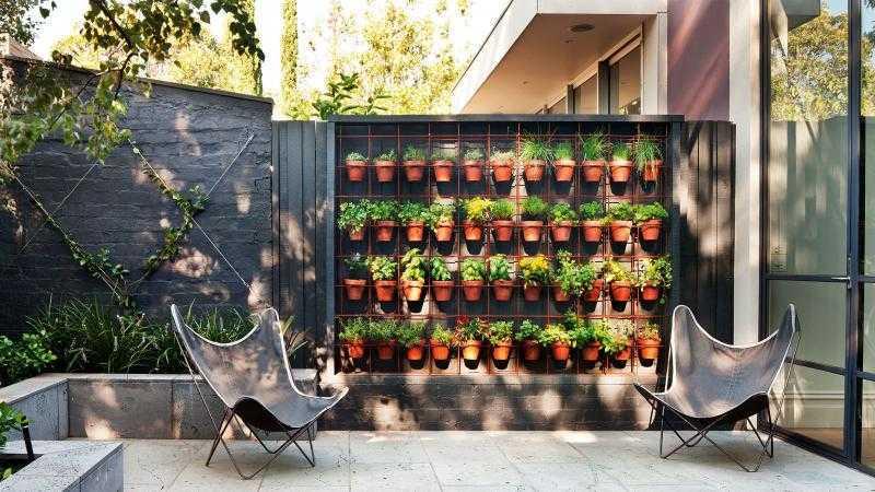 desain taman vertikal gaya industrial