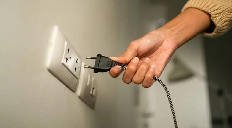 kebiasaan yang bikin boros listrik: tidak cabut charger atau colokan