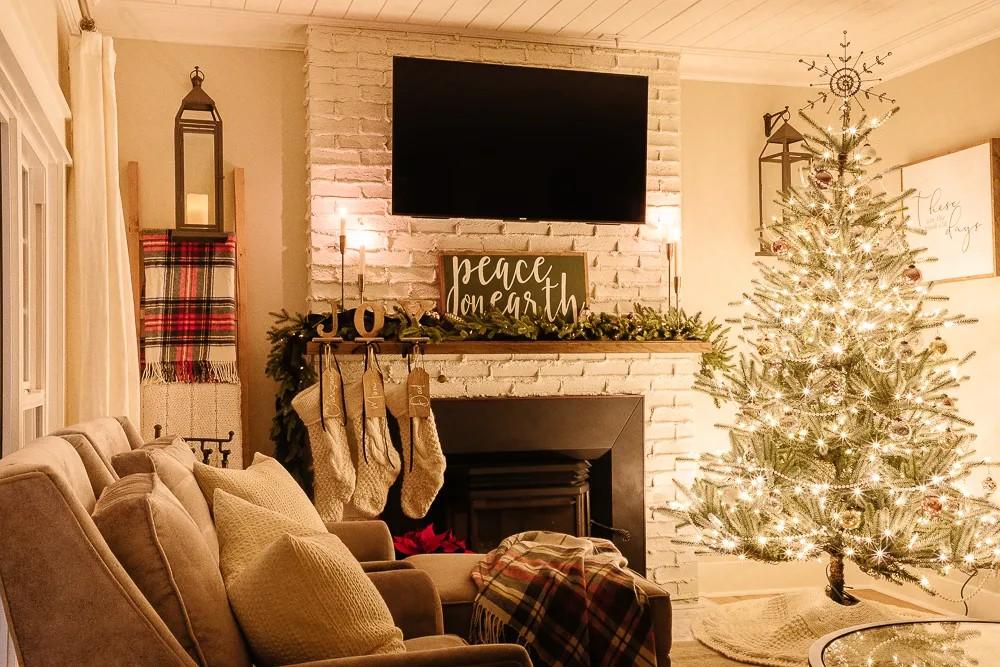 dekorasi natal di ruang tamu, pohon natal sebagai focal point