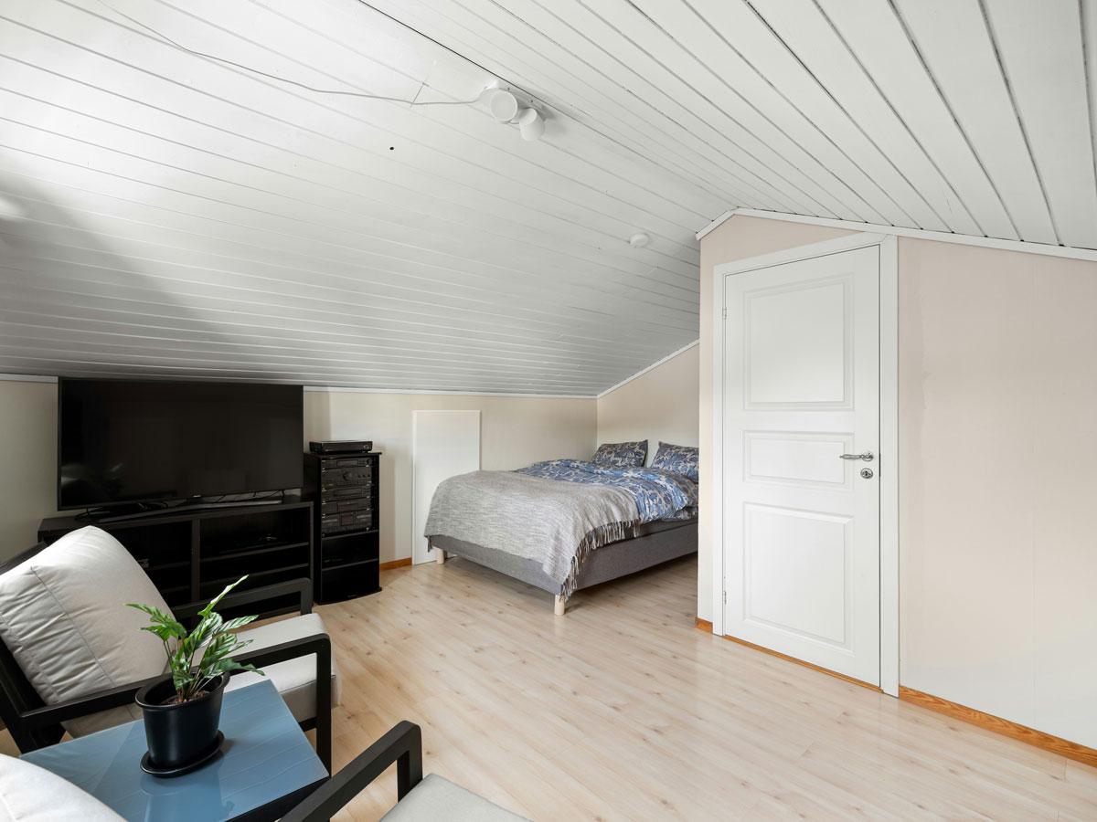 desain kamar loteng serba putih