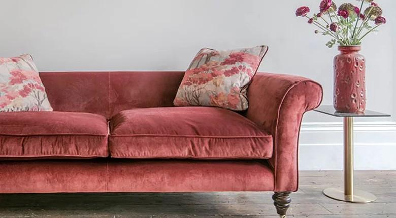desain kamar vintage: gunakan sofa velvet