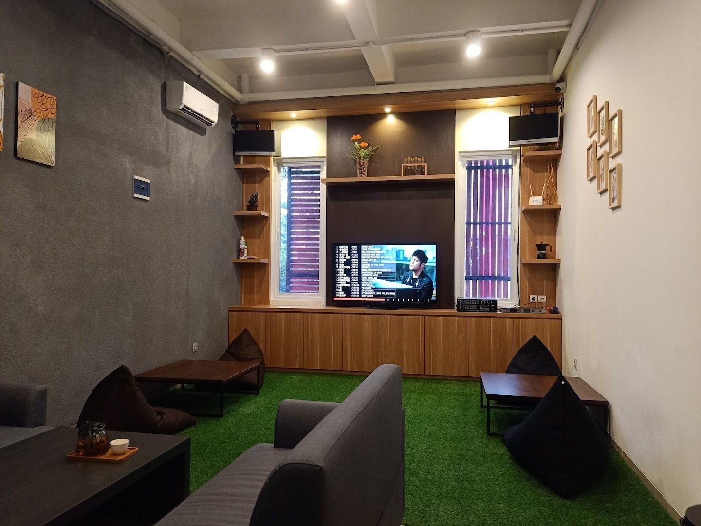 kafe graha raya: tiga cerita kita