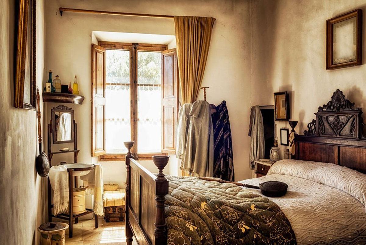 desain kamar vintage dengan divan kayu