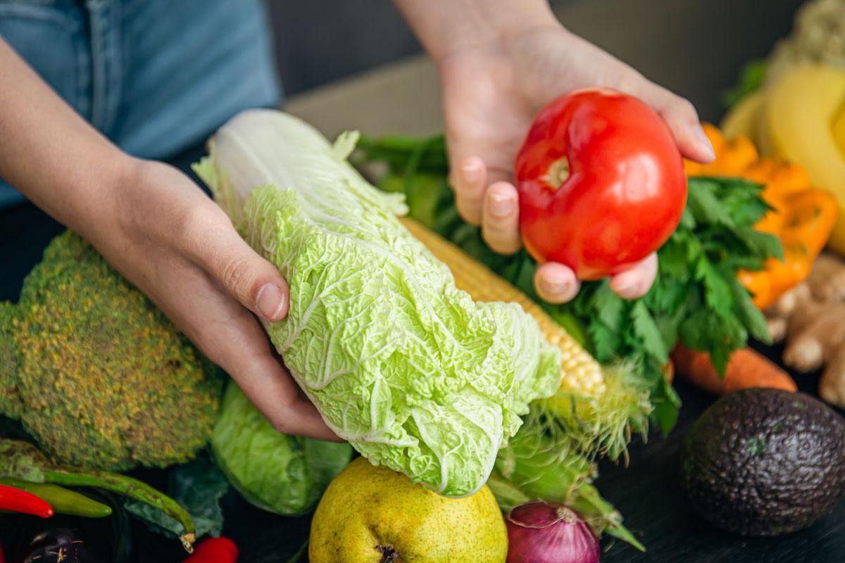cara menyimpan sayur tanpa kulkas: pisahkan buah dan sayur