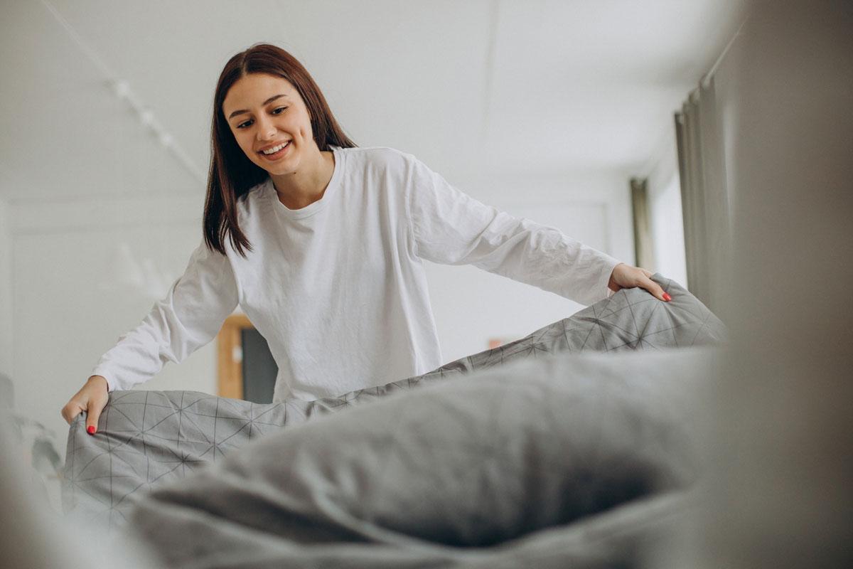 morning routine yang benar: merapikan tempat tidur