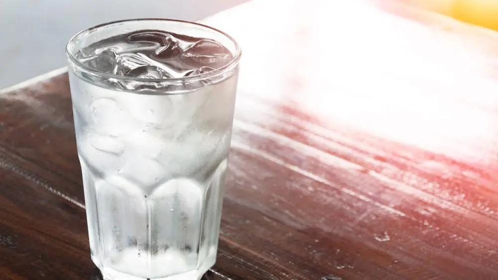 cara membersihkan noda kopi di karpet: gunakan air dingin