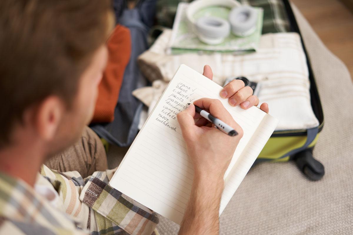 tips packing untuk traveling: buat checklist bawaan
