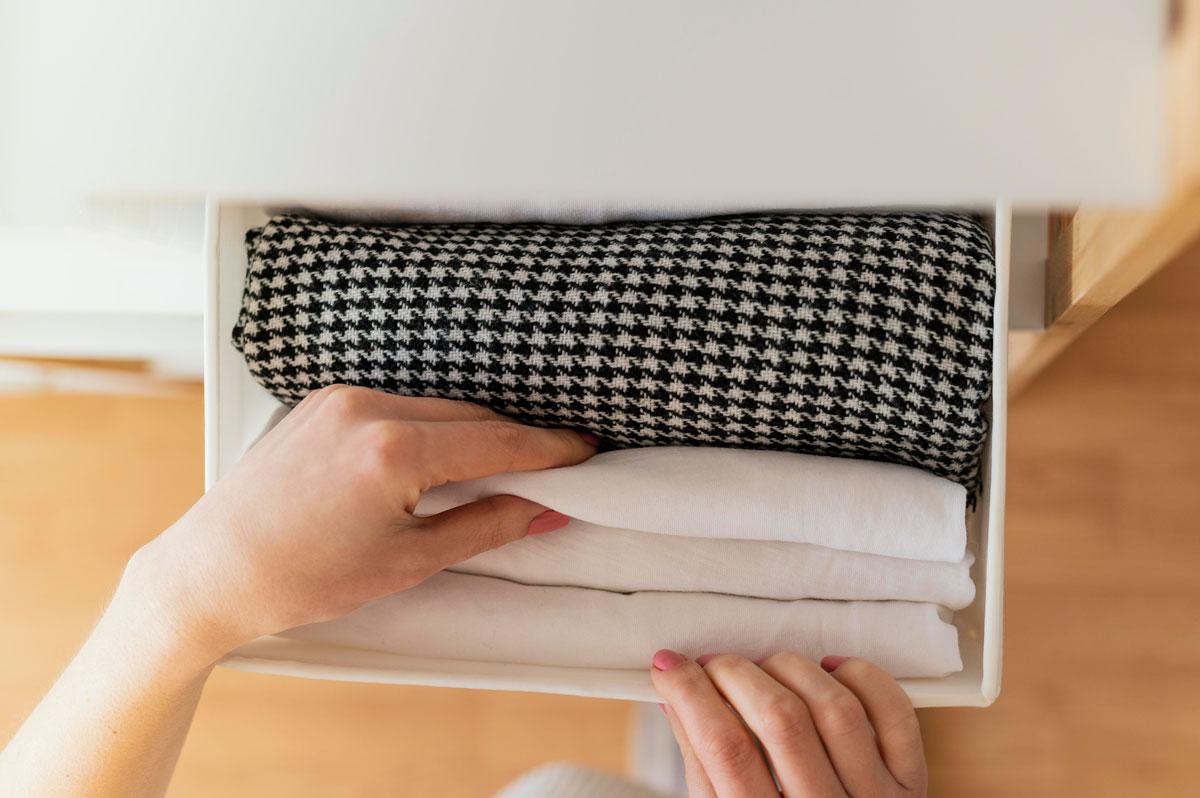 tips packing untuk traveling: kemas pakaian dengan rolling method