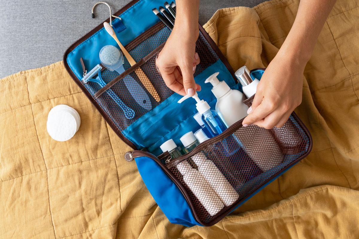 tips packing untuk traveling: pindah wadah ke ukuran travel size